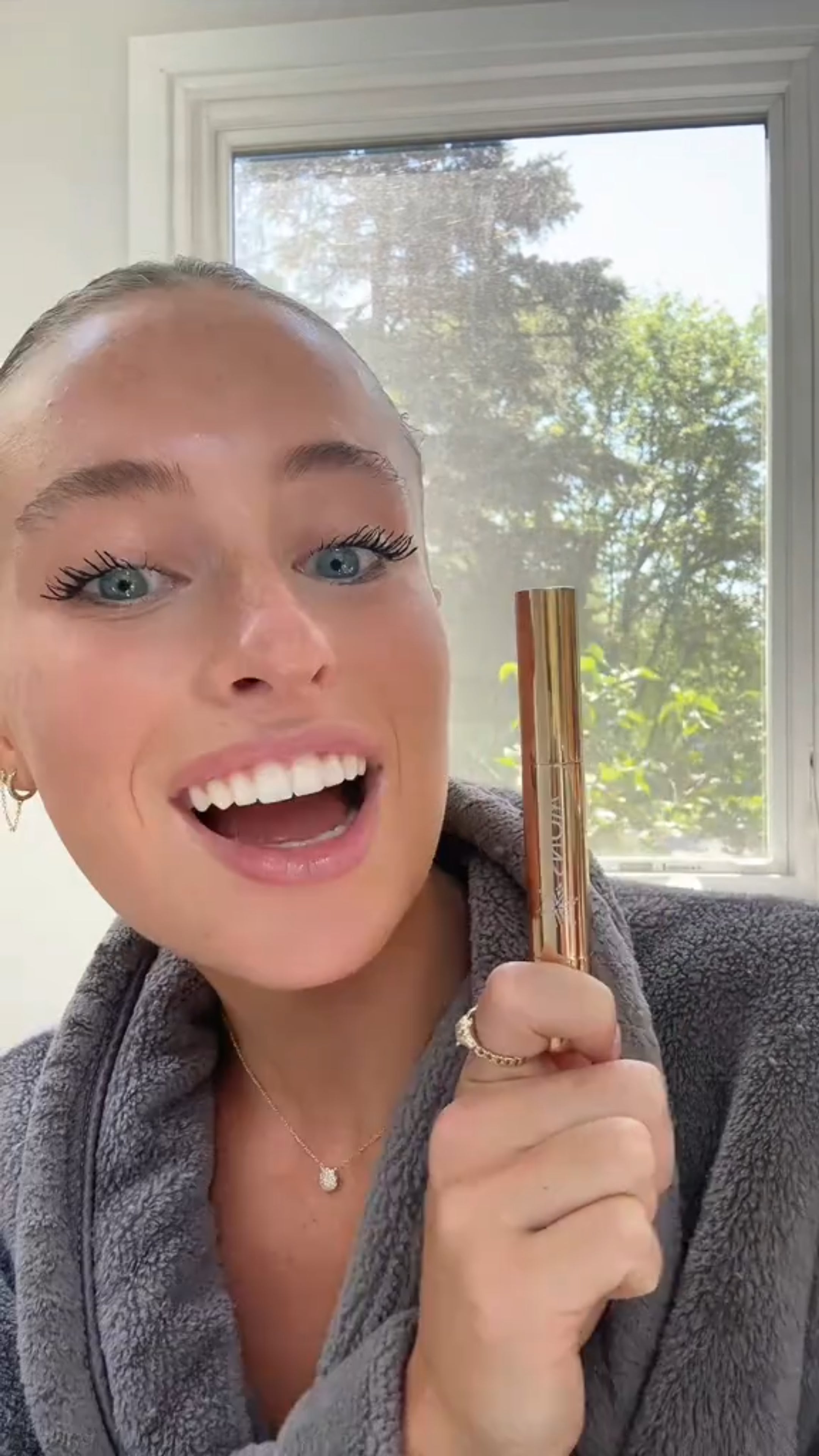 files/Girl_holding_pen.jpg